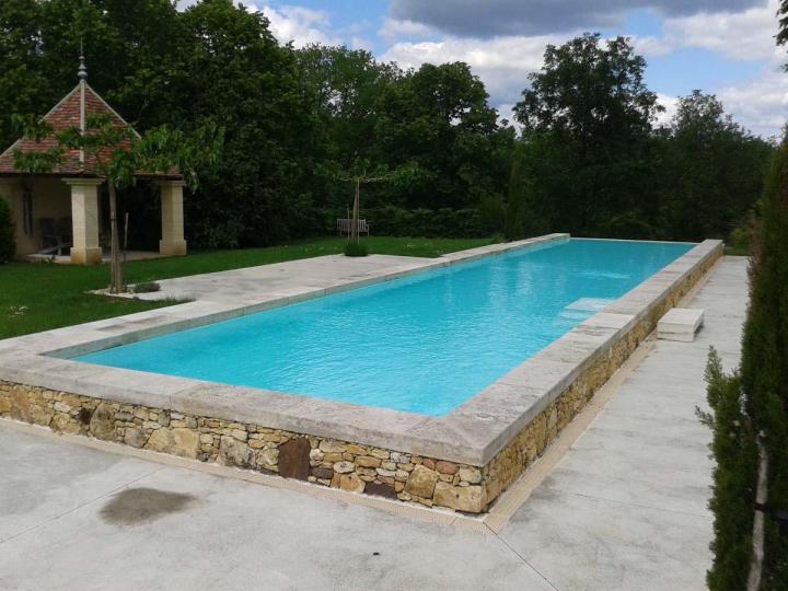 De la conception à la perfection : votre piscine sur mesure réalisée par des professionnels passionnés 